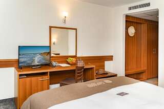 Отель Panorama Hotel Варна Двухместный номер с 1 кроватью и видом на море (для 2 взрослых и 1 ребенка)-2